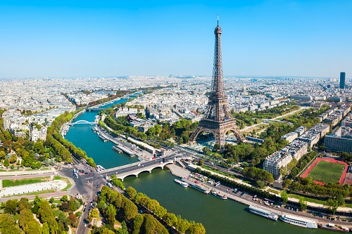 Eiffel Tower aerial view, Paris Panoramiczny widok na Paryż z Wieżą Eiffla, Sekwaną i otaczającą panoramą miasta w słoneczny dzień