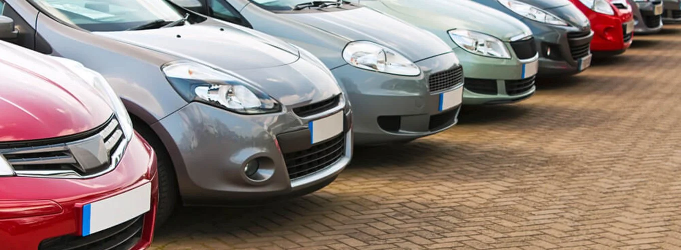 Porada, jak rozliczyć podatek od kupna samochodu w urzędzie skarbowym Stojące na parkingu świeżo kupione samochody, za które nabywca musi zapłacić podatek od kupna samochodu