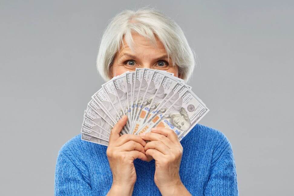 Starsza Pani pokazuje ile udało jej się pozyskać środków dzięki prywatnej emeryturze