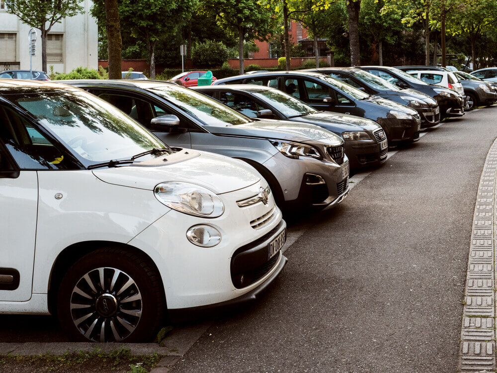 auta zaparkowane na parkingu